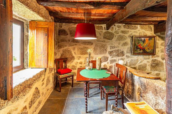 Gemütliches Gästehaus mit Küche in der Nähe von Ribeira da Teixeira in Beira Interior Norte, Vela