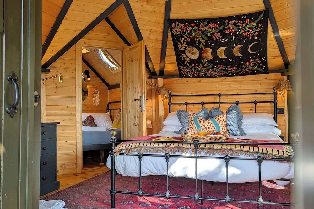 Hilly Hideaway — Unique Countryside Retreat with Hot Tub & firepit in Chorleywood, Hertfordshire