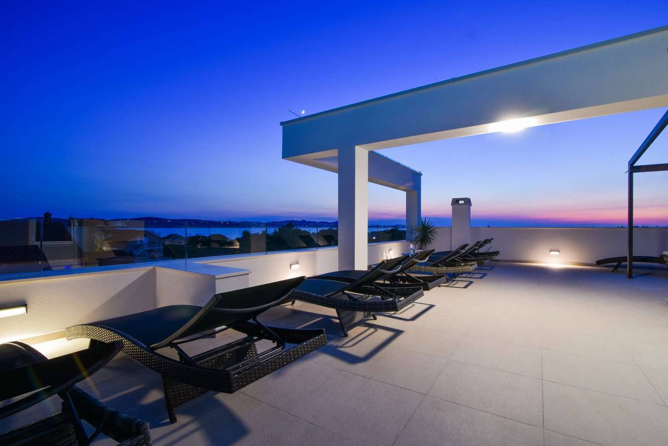 Cały apartament, Villa La Perla Apt 4, 4+2 with heated rooftop pool in Bibinje, Zadar