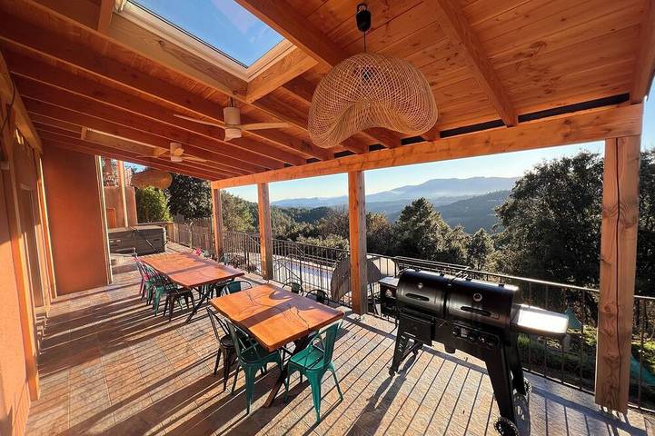 Location de vacances pour 14 personnes, avec jacuzzi et jardin, animaux acceptés à Payzac (Ardèche)