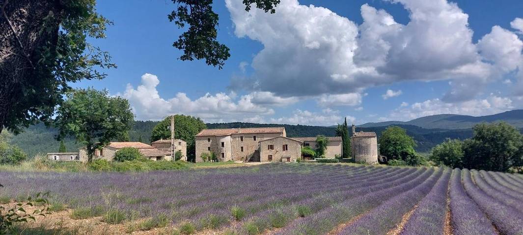 Gîte pour 2 personnes, avec jardin et piscine ainsi que terrasse et vue à Viens