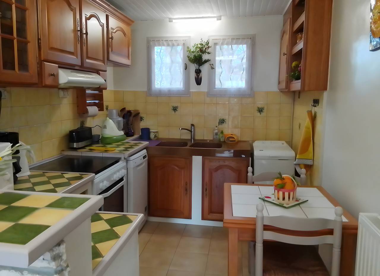 Studio entier, Studio « Le Petit Mas des Pins » avec piscine partagée, Wi-Fi et climatisation in Eygalières, Région d'Arles