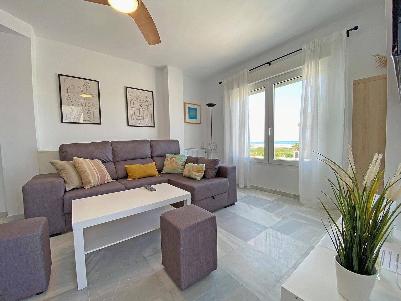 Apartamento vacacional entero, Conil, 1ª línea de playa, para 4 personas, 2 terrazas con vistas al mar in Conil de la Frontera, Costa de la Luz