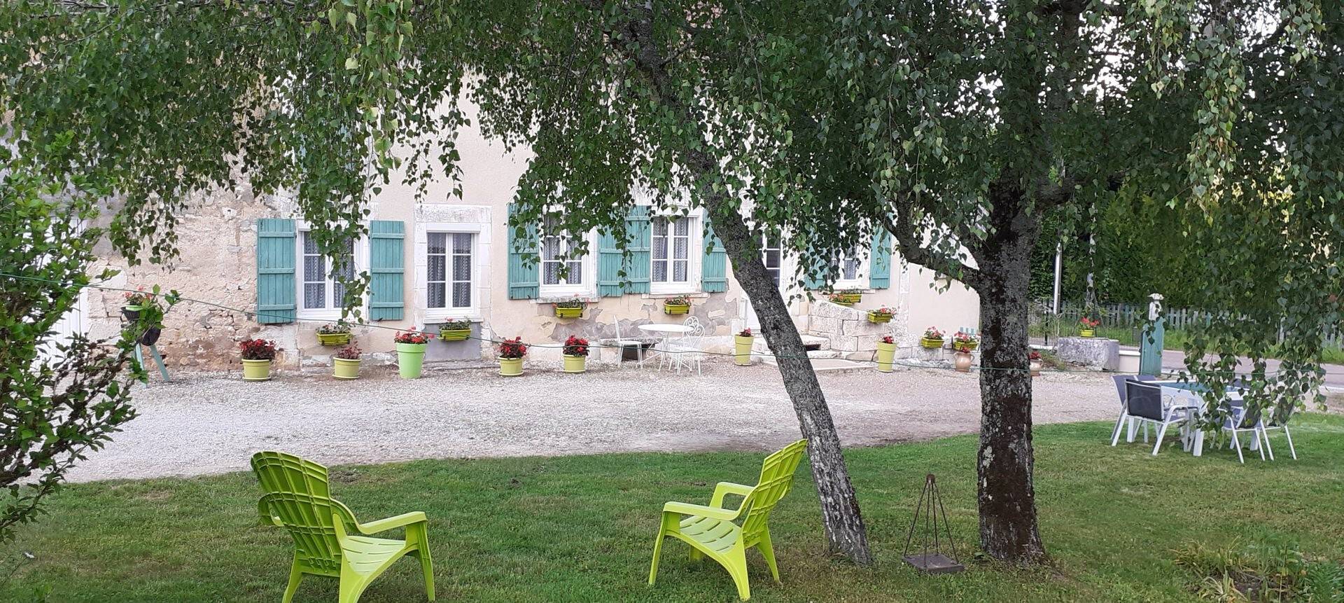 Gîte Le Carrouge avec terrasse privée, jardin, Wi-Fi et bain à remous in Sougères-en-Puisaye, Région d'Auxerre
