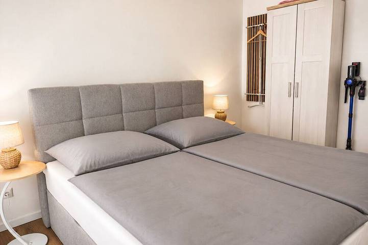 Ganze Wohnung, Große Ferienwohnung 60 m² mit 2 Balkonen, Seeblick, direkt am Wasser & Bootssteg in Neukieritzsch, Hainer See
