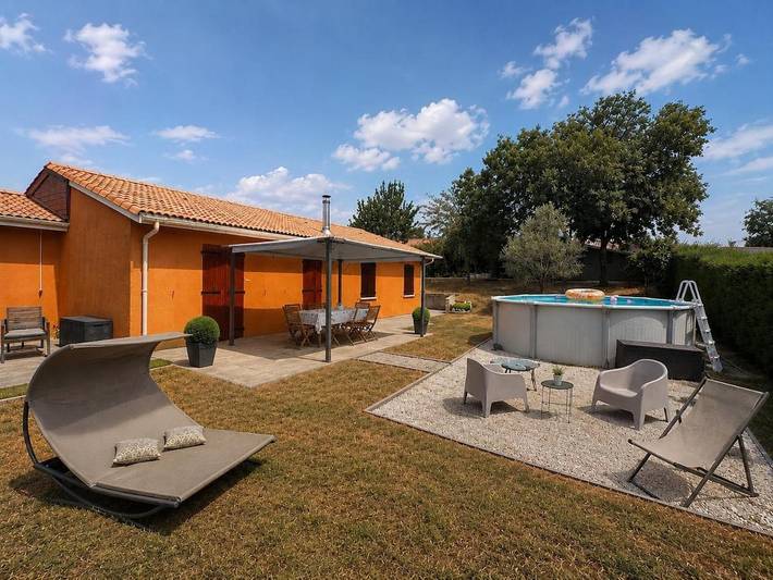 Location de vacances pour 10 personnes, avec Terrasse et Jardin ainsi que Piscine et Vue à Saint-Savin (Gironde)