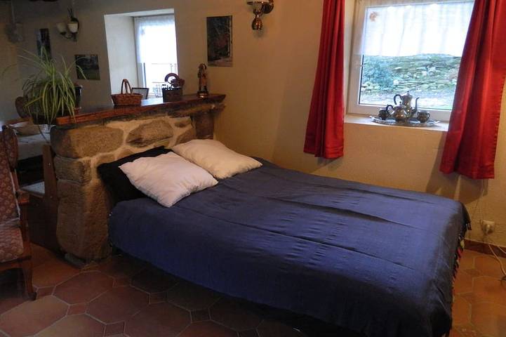 Petite maison en pierres dans le Finistère, Animal accepté, 1/2 h de la côte in Leuhan, Région de Châteaulin