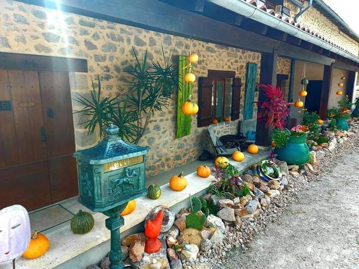 Location de vacances pour 10 personnes, avec piscine ainsi que vue et jardin à Champs-Romain - 4