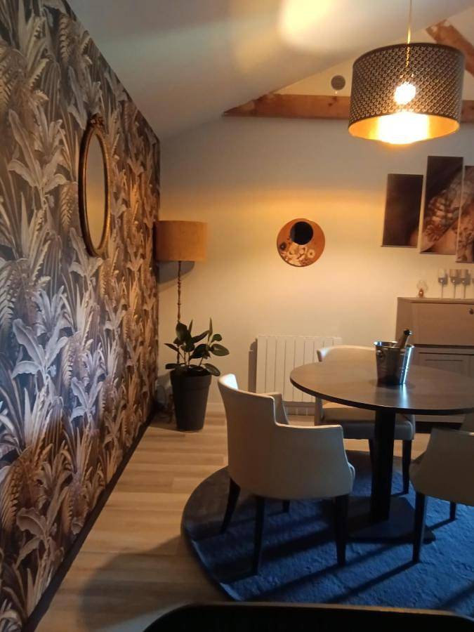 Gîte pour 2 personnes, avec terrasse ainsi que sauna et vue à Saint-Pois