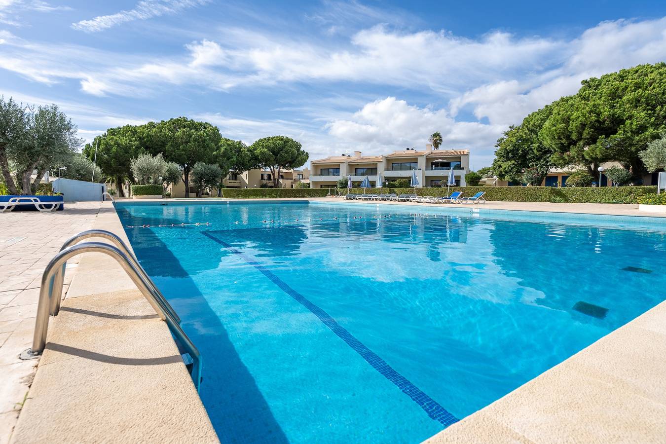 Entire apartment, Apartment 'The Triple House' with Shared Pool, Private Terrace and Wi-Fi in Portimão, Faro District