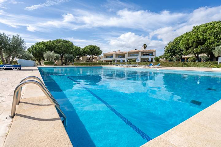 Entire apartment, Apartment 'The Triple House' with Shared Pool, Private Terrace and Wi-Fi in Portimão, Faro District