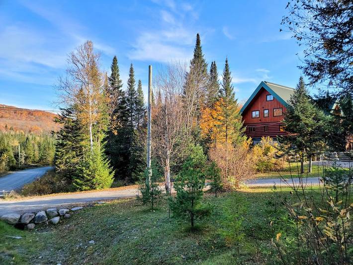 Chalet for 12 people, with garden and hot tub, with pets in Lac-Supérieur