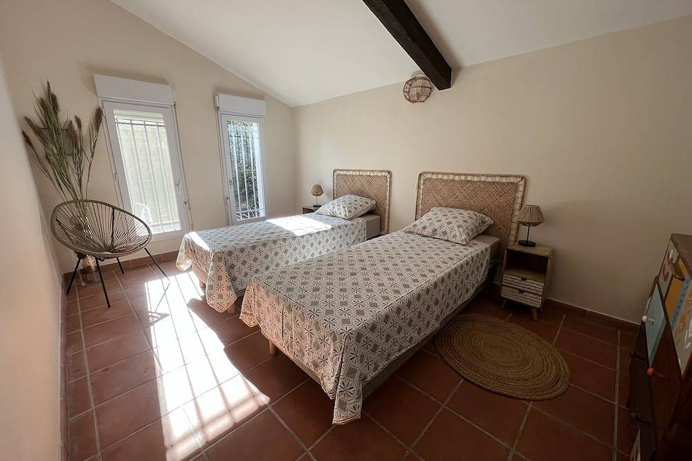 \"La villa rouge Luberon\" near Roussillon with view, air conditioning and heated pool in Gargas, Regionaler Naturpark Luberon