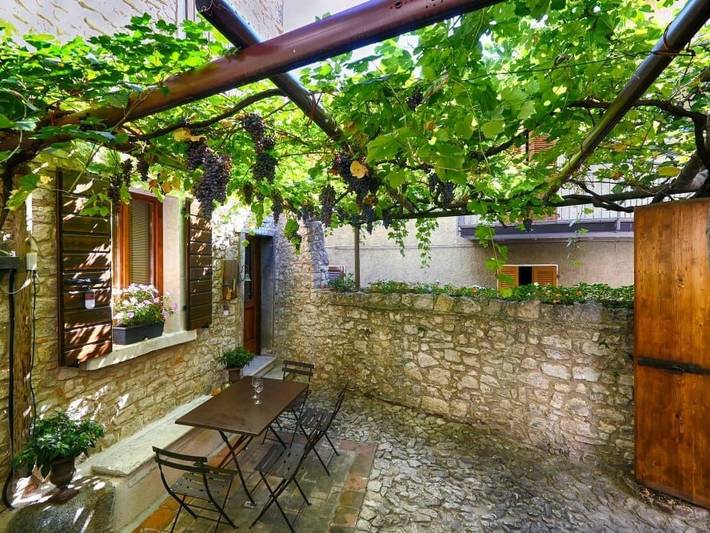 Ferienwohnung für 4 Personen, mit Pool und Seeblick