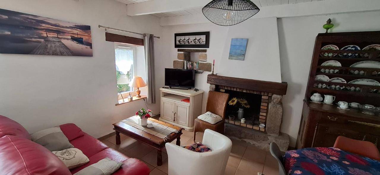 Two-Bedroom House in Saint-Ségal, Iroise