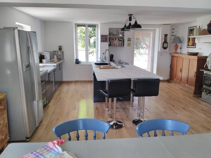 Location de vacances pour 2 personnes, avec Terrasse et Jardin ainsi que Piscine et Vue à Châlus
