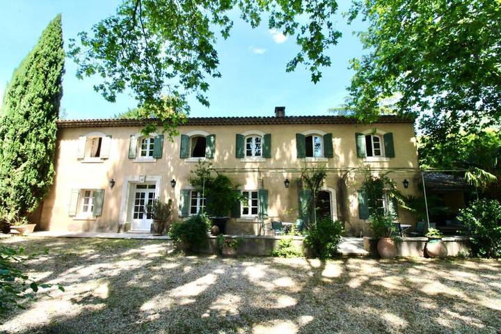 Location de vacances pour 12 personnes, avec piscine ainsi que jardin et terrasse à Puyvert