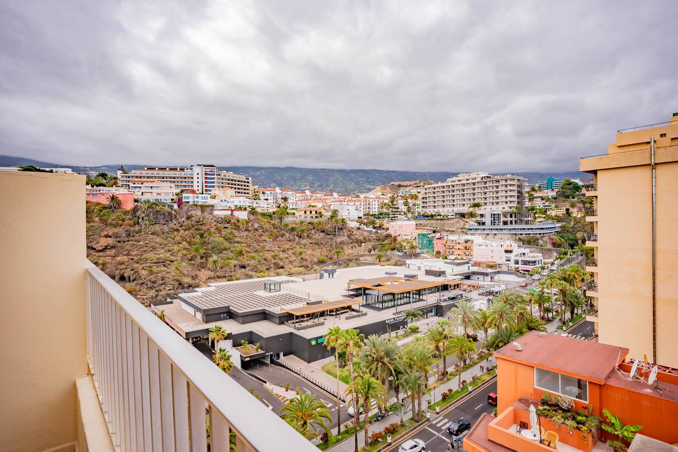 Appartement entier, Appartement de vacances 'Atico Con Vistas Al Teide' avec piscine partagée, terrasse privée et Wi-Fi in Playa Martianez, Puerto de la Cruz