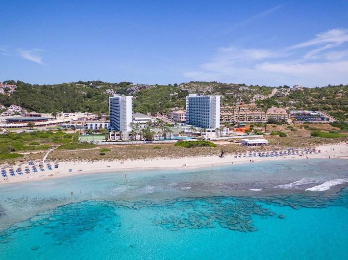Hôtel pour 3 personnes, avec bassin pour enfant et jardin ainsi que piscine et vue à Son Bou - 2