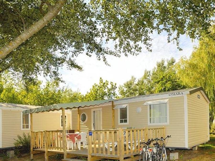 Flower Camping Le Bois d'Amour - Mobilheim 4 personen - Mobilheim Standard 27.5m² (2 Zimmer) + halboffene Terrasse 4 Pers. in Quiberon, Côte des Mégalithes