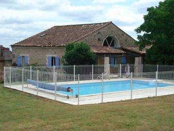 Gîte pour 6 personnes, avec terrasse ainsi que piscine et jardin à Charras (homonymie)
