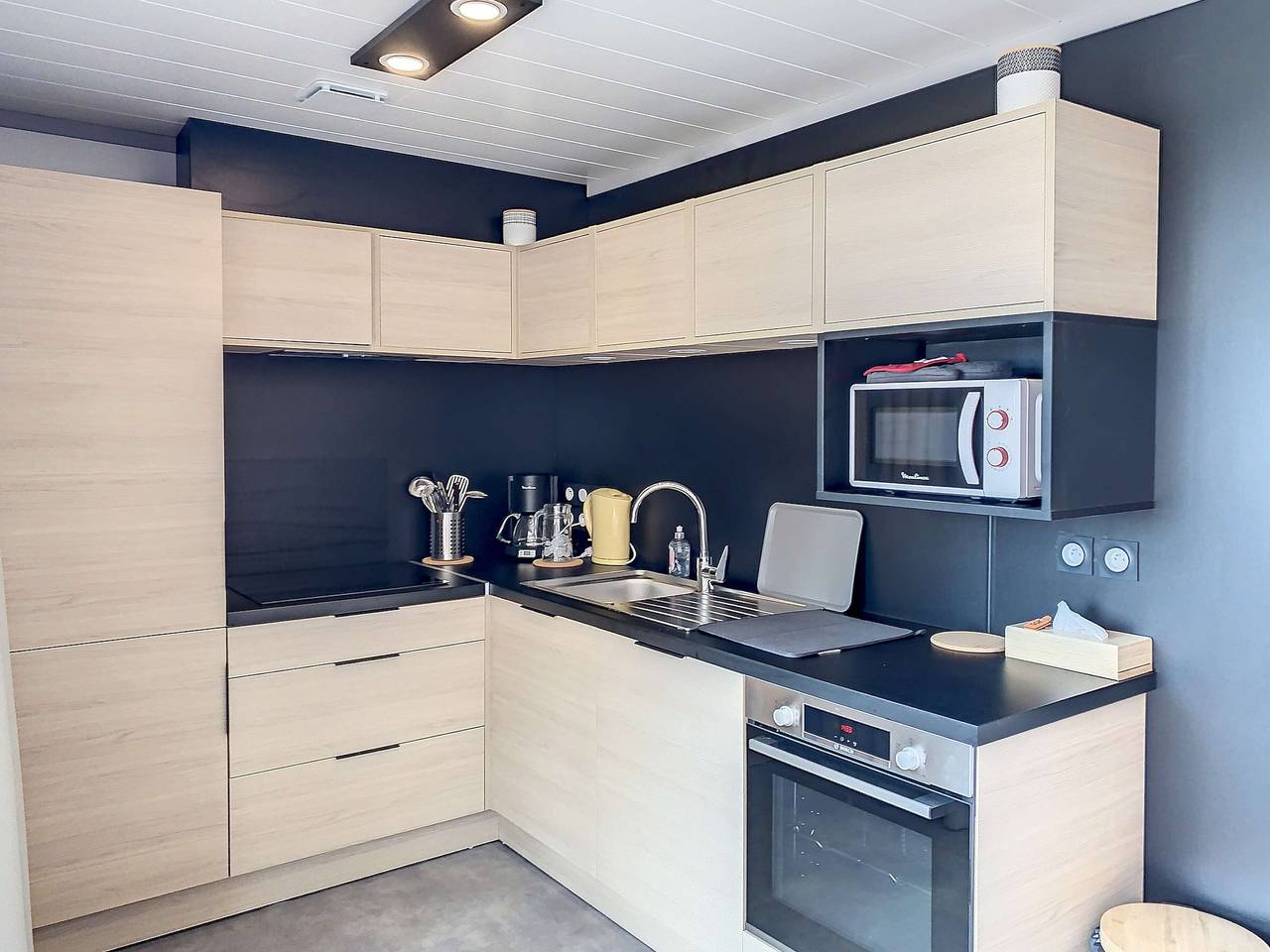 Charming Chalet with Heated Pool, Terrace & Parking - 6 Guests in Jullouville, Côte de la Déroute