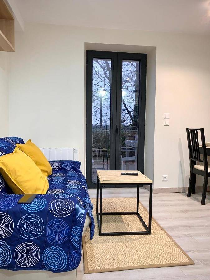 Appartement entier, Studio with Terrace in Jouy-en-Josas, Yvelines