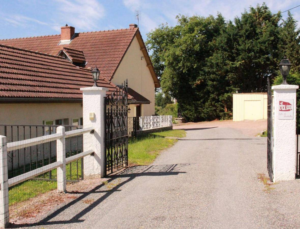 Five-Bedroom House in Le Breuil, Région d'Autun