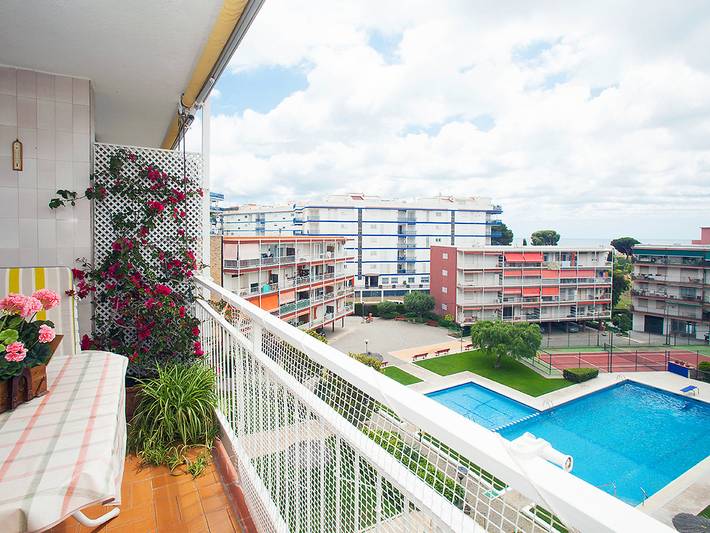 Last minute apartment for 4 people, with Balcony and Garden as well as Children pool and View in Costa Barcelona
