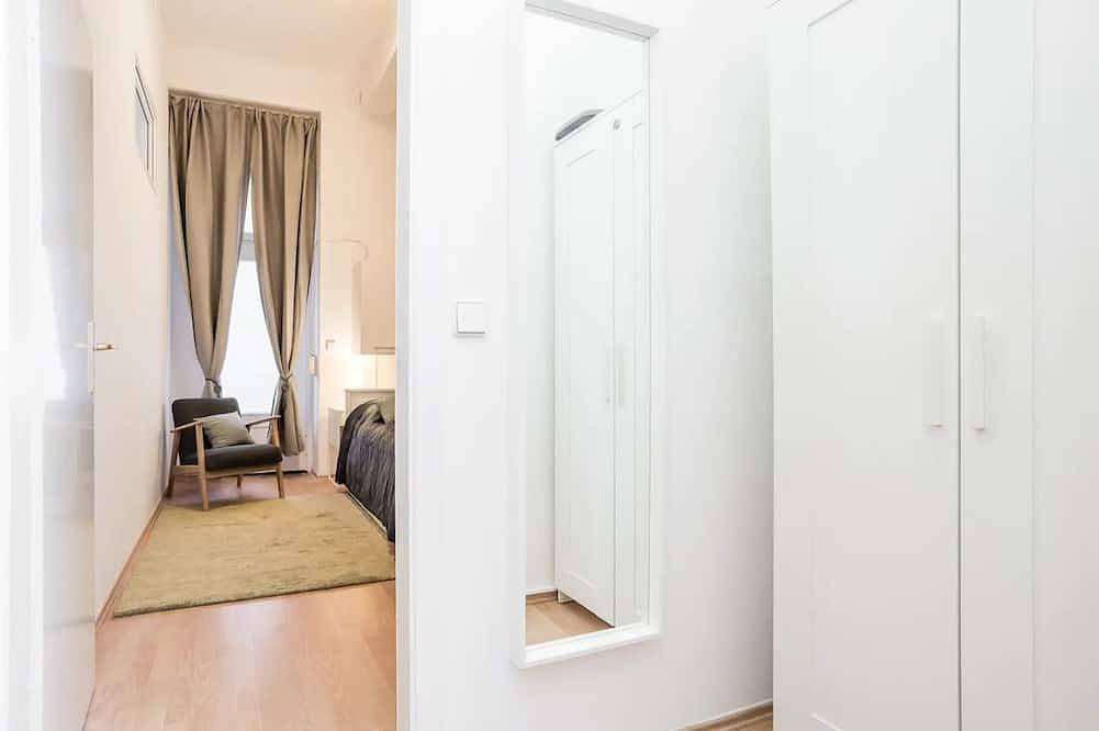 Ganze Wohnung, Moderne Ferienwohnung für bis zu 6 Personen mit 2 Schlafzimmern in Charlottenburg Berlin, Berlin