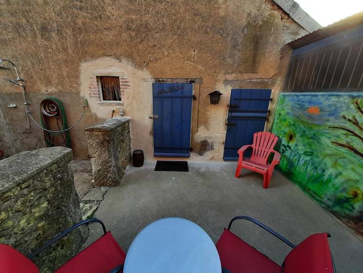 Location de vacances pour 3 personnes, avec jardin ainsi que vue et piscine dans Néret