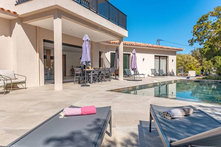 Location de vacances pour 12 personnes, avec piscine ainsi que terrasse et jardin, adapté aux familles dans Pinarellu - 4