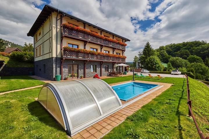 Dom gościnny dla 2 osób, z Taras i Jacuzzi oraz Ogród i Basen w Jańskie Łaźnie