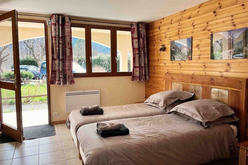 Wonderful Spacious Chalet In Bourg D’Oisans - Sleeps 10(*supplement available up to 16) in Le Bourg-d'Oisans, Écrins Nationaal Park
