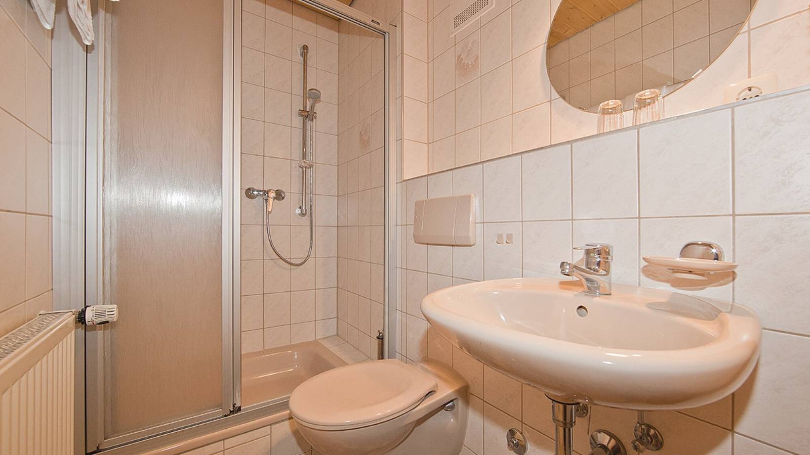 Entire studio, Studio Apartment 'Mini Apartment 2' with Mountain View, Shared Garden and Wi-Fi in Mittenwald, Bavarian Alps