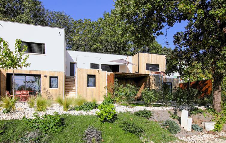 Location de vacances pour 10 personnes, avec jardin ainsi que terrasse et piscine à Suze-la-Rousse - 2