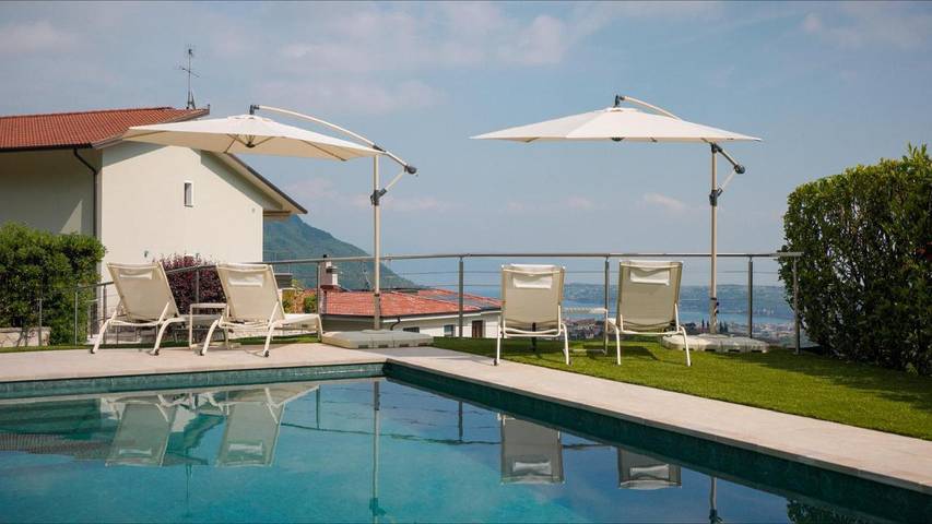 Ferienhaus für 8 Personen, mit Balkon und Terrasse sowie Garten und Pool