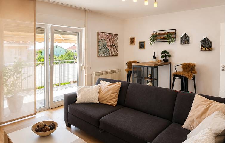 Reizende 190 m² große Wohnung mit Pool, Küche und 300 m Entfernung zur Terra Istrana in Pula-Medulin, Pula