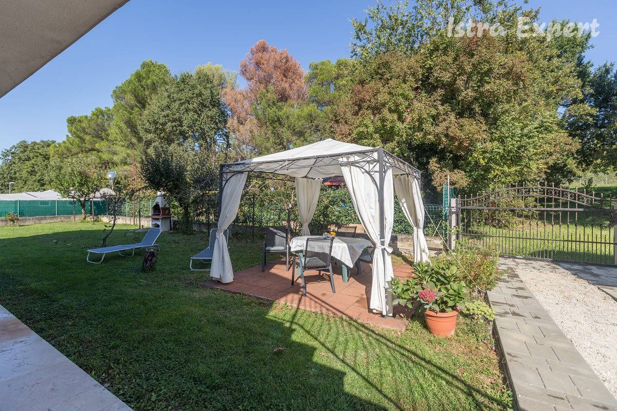 Ganze Wohnung, Apartment Silvia mit schönem großem Privatgarten und Kinderspielplatz in Funtana in Funtana, Vrsar-Funtana