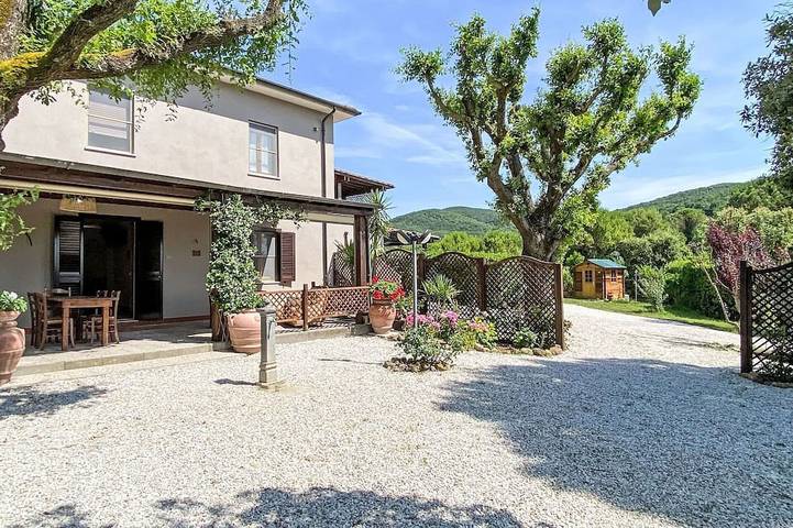 Agriturismo per 5 persone, con giardino e piscina in Casale Marittimo