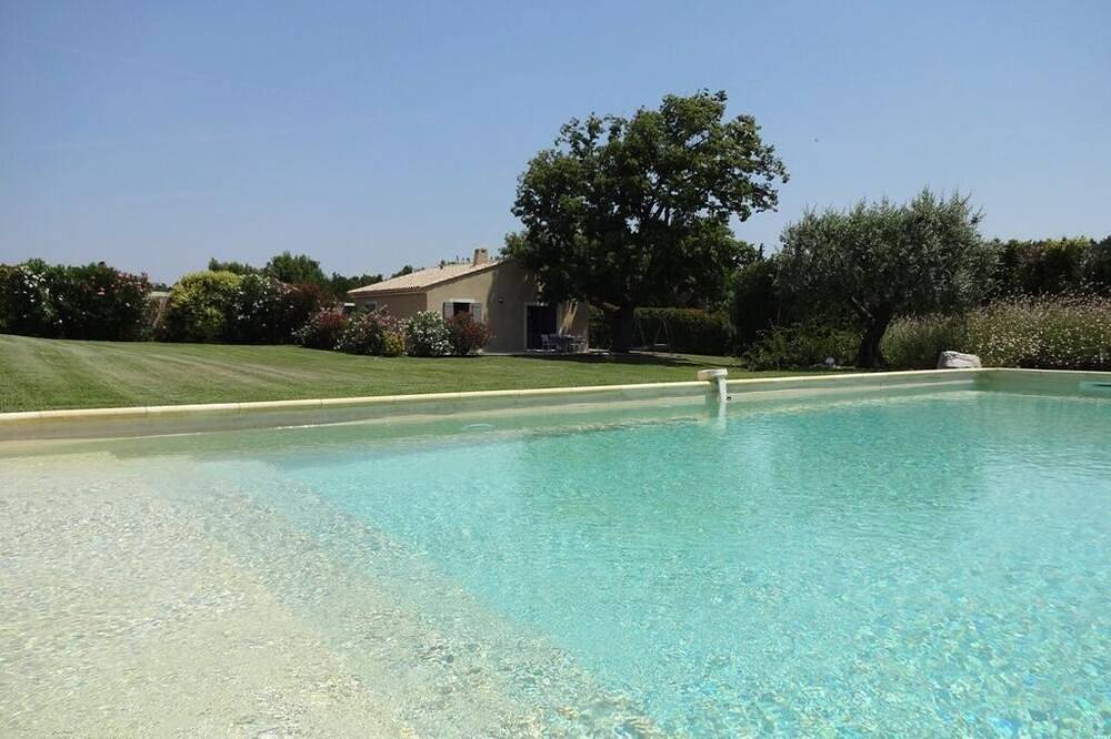 Au pied du Ventoux, entre Avignon et Carpentras, gîte climatisé avec piscine in Monteux, Vaucluse