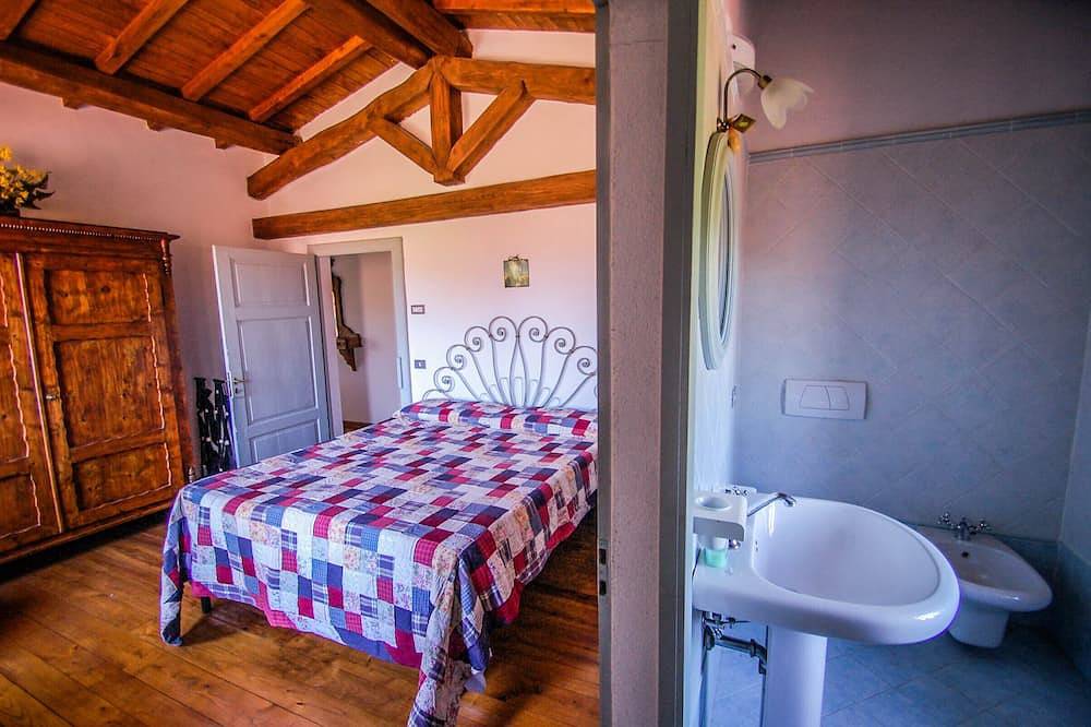 House with private pool,panoramic views in northern Tuscany. 4 bedrooms-9 sleeps in Villa Collemandina, Garfagnana