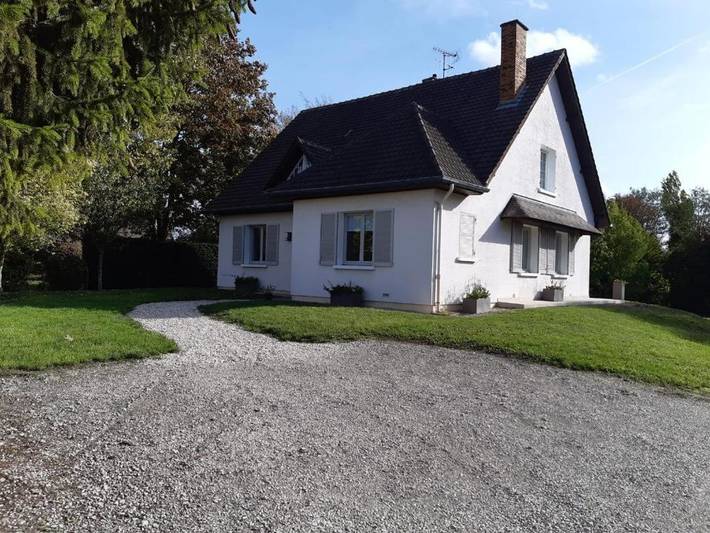 Location de vacances pour 8 personnes, avec vue et jardin à Vertus