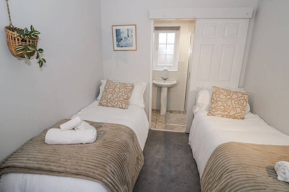 3 Leycester Court, pet friendly, with a garden in Warwick in Warwick, Warwickshire