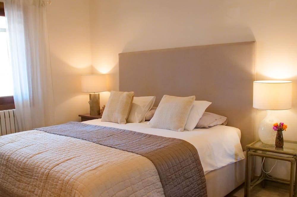 Villa di lusso vicino alla spiaggia con piscina riscaldata e vista sulle montagne in Port de Pollença, Pollença