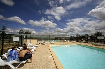Parc de vacances pour 2 personnes, avec piscine et jardin, animaux acceptés à Beynat