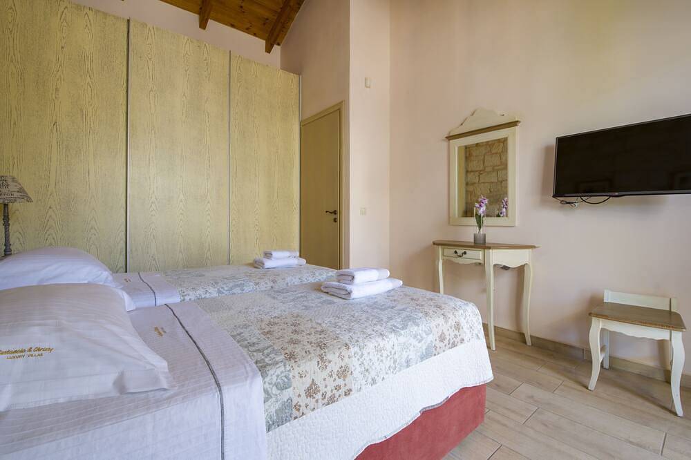 Villa Christy 150 meters from the beach with private pool and fireplace in Kato Stalos, Chania region