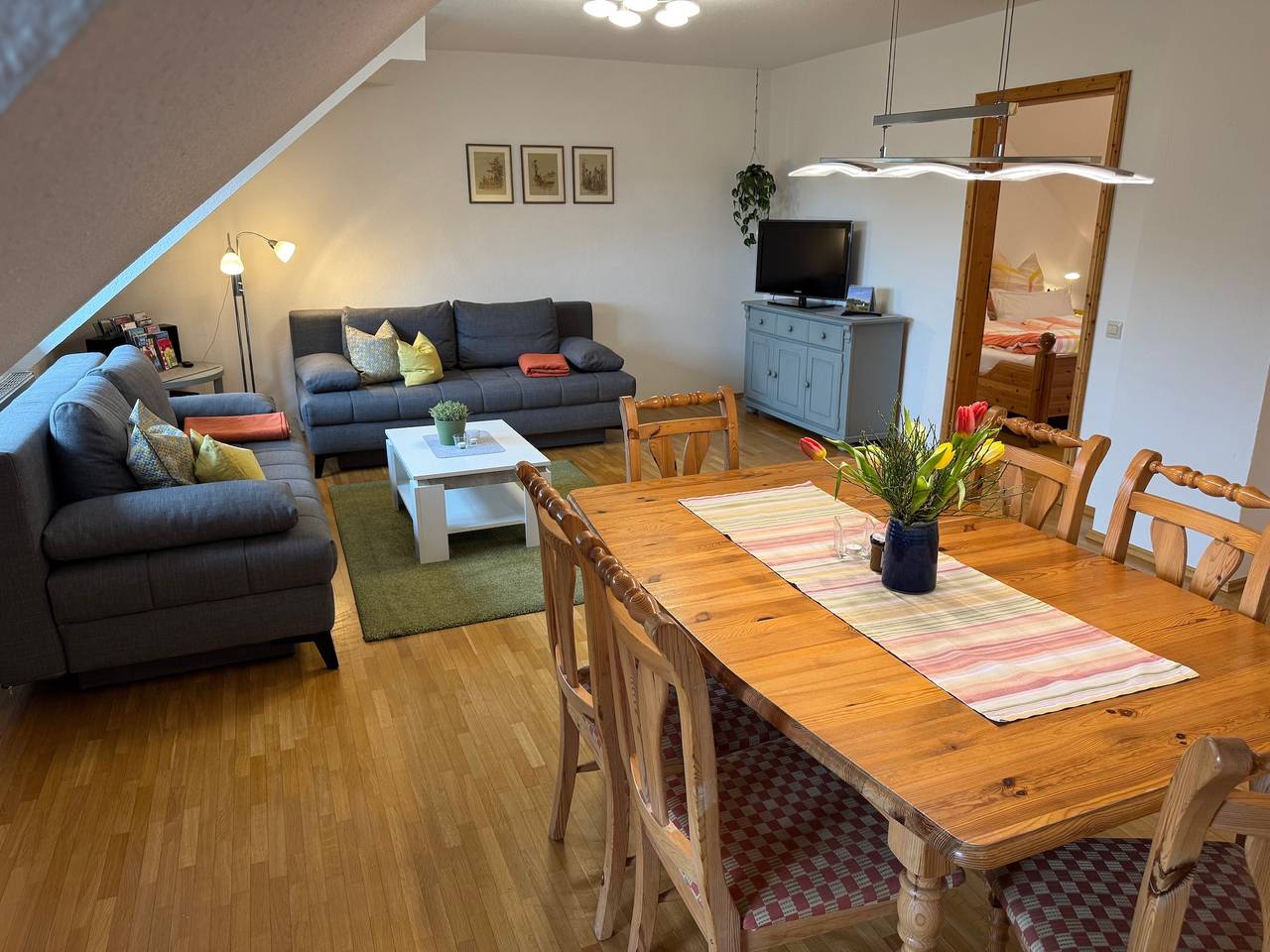 Ganze Wohnung, Ferienwohnung 'Jägerstube' mit Gemeinschaftsterrasse, Gemeinschaftsgarten und Wi-Fi: in Wilhelmsdorf, Region Bodensee-Oberschwaben
