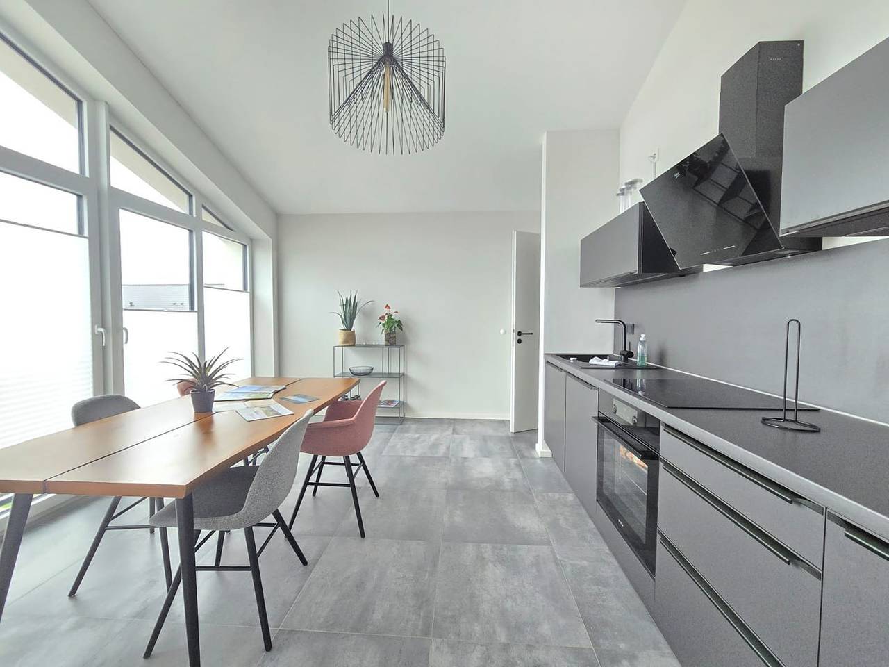 Ganze Wohnung, Modernes Penthouse mit überdachtem Balkon und Flussblick im Herzen von Norden in Norden, Norden und Umgebung