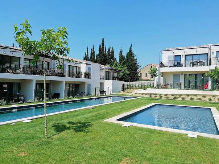 Appartement de vacances pour 4 personnes, avec terrasse ainsi que piscine et jardin